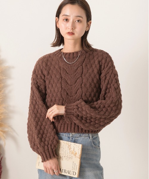 ad thie(アドティエ)の「ショート・ボリューム袖 ケーブル編みニット(ニット/セーター・レディース・ブラック/アイボリー/ブラウン/ブルー・FREE)」の16枚目の写真