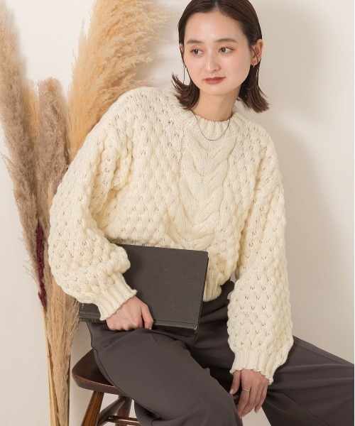ad thie(アドティエ)の「ショート・ボリューム袖 ケーブル編みニット(ニット/セーター・レディース・ブラック/アイボリー/ブラウン/ブルー・FREE)」の22枚目の写真