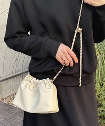 NAUL（ナウル）の「【HIT ITEM!】チェーンミニショルダーバッグ / ミニバッグ 巾着 フェイクレザー コンパクト ミニサイズ 2WAY 斜め掛け アイボリー ブラック（ショルダーバッグ）」