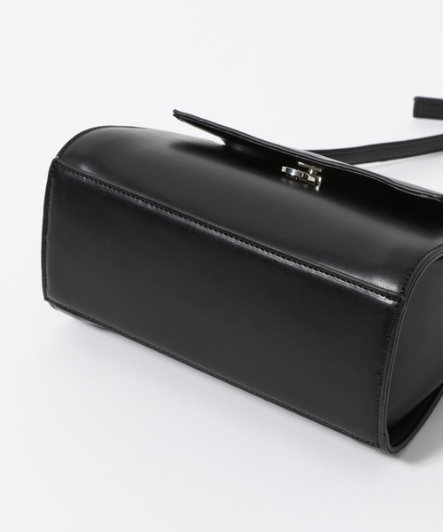 FOREVER 21（フォーエバー トゥエンティーワン）の「【2024SS】フラップミニショルダー（ショルダーバッグ・レディース・ブラック/ホワイト・FREE）」の8枚目の写真