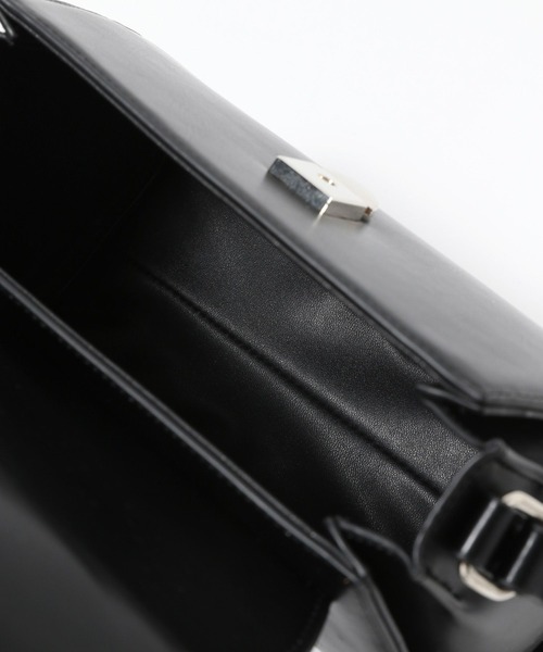 FOREVER 21（フォーエバー トゥエンティーワン）の「【2024SS】フラップミニショルダー（ショルダーバッグ・レディース・ブラック/ホワイト・FREE）」の5枚目の写真