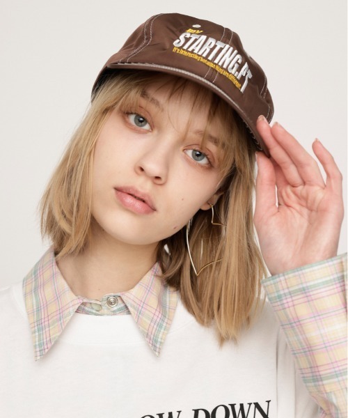 SLY（スライ）の「BI COLOR STITCH LOGO CAP バイカラー ステッチ ロゴ キャップ（キャップ・レディース・ブラック/ブラウン・FREE）」の2枚目の写真