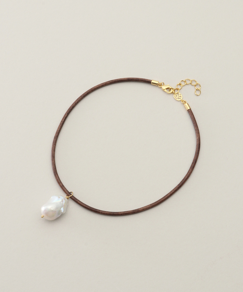 JOURNAL STANDARD(ジャーナルスタンダード)の「【SANDRALEXANDRA】Baroque Pearl Charm on Br BAROQUE PEARL&LEATHE(チョーカー・レディース・ブラウン・FREE)」の1枚目の写真