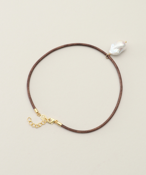 JOURNAL STANDARD(ジャーナルスタンダード)の「【SANDRALEXANDRA】Baroque Pearl Charm on Br BAROQUE PEARL&LEATHE(チョーカー・レディース・ブラウン・FREE)」の2枚目の写真
