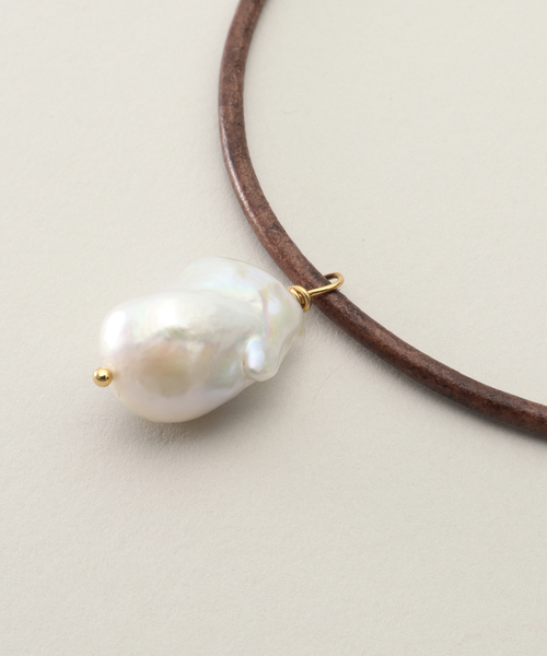 JOURNAL STANDARD(ジャーナルスタンダード)の「【SANDRALEXANDRA】Baroque Pearl Charm on Br BAROQUE PEARL&LEATHE(チョーカー・レディース・ブラウン・FREE)」の6枚目の写真