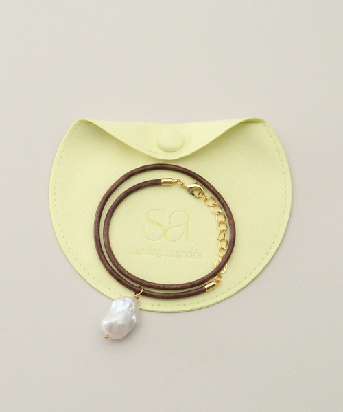 JOURNAL STANDARD(ジャーナルスタンダード)の「【SANDRALEXANDRA】Baroque Pearl Charm on Br BAROQUE PEARL&LEATHE(チョーカー・レディース・ブラウン・FREE)」の7枚目の写真
