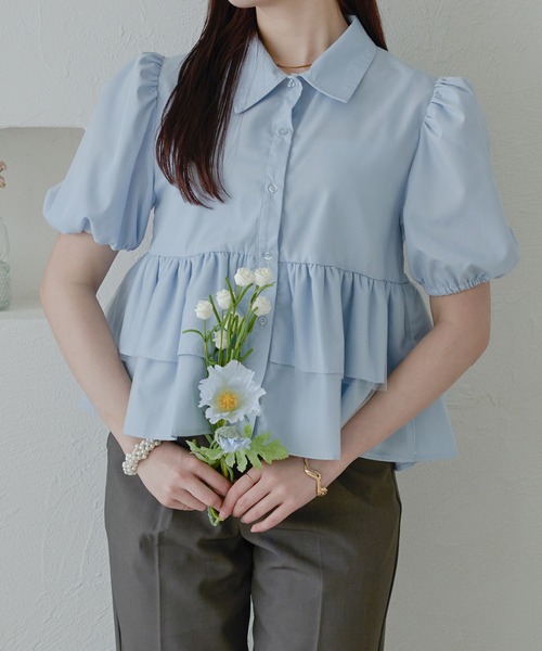 Ambre Neige(アンブルネージュ)の「フリルティアードショートブラウス/【WEB/EC限定商品】(シャツ/ブラウス・レディース・チャコールグレー/オフホワイト/ライトブルー・FREE)」の3枚目の写真