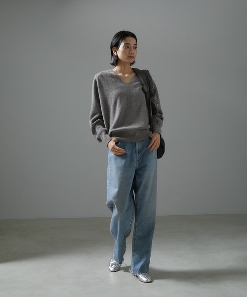 SALON adam et rope'(サロン アダム エ ロペ)の「カシミア深Vネックニットプルオーバー(ニット/セーター・レディース・ホワイト/グレー/サックスブルー/キャメル・FREE)」の16枚目の写真