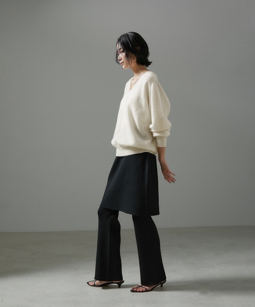 SALON adam et rope'(サロン アダム エ ロペ)の「カシミア深Vネックニットプルオーバー(ニット/セーター・レディース・ホワイト/グレー/サックスブルー/キャメル・FREE)」の17枚目の写真