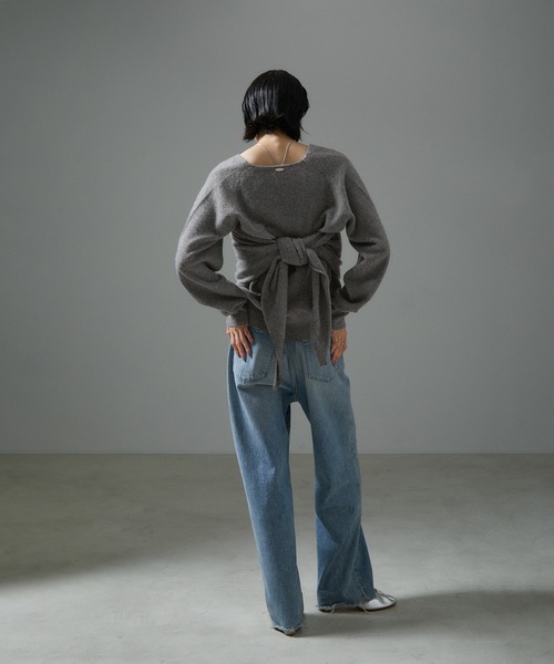 SALON adam et rope'(サロン アダム エ ロペ)の「カシミア深Vネックニットプルオーバー(ニット/セーター・レディース・ホワイト/グレー/サックスブルー/キャメル・FREE)」の18枚目の写真