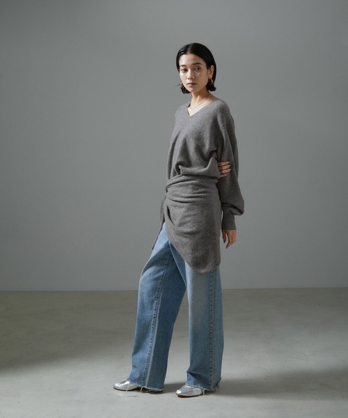 SALON adam et rope'(サロン アダム エ ロペ)の「カシミア深Vネックニットプルオーバー(ニット/セーター・レディース・ホワイト/グレー/サックスブルー/キャメル・FREE)」の19枚目の写真