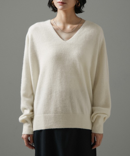 SALON adam et rope'(サロン アダム エ ロペ)の「カシミア深Vネックニットプルオーバー(ニット/セーター・レディース・ホワイト/グレー/サックスブルー/キャメル・FREE)」の5枚目の写真