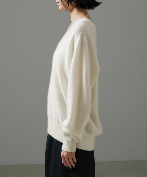 SALON adam et rope'(サロン アダム エ ロペ)の「カシミア深Vネックニットプルオーバー(ニット/セーター・レディース・ホワイト/グレー/サックスブルー/キャメル・FREE)」の6枚目の写真