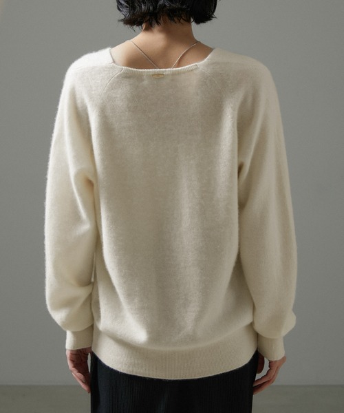 SALON adam et rope'(サロン アダム エ ロペ)の「カシミア深Vネックニットプルオーバー(ニット/セーター・レディース・ホワイト/グレー/サックスブルー/キャメル・FREE)」の7枚目の写真