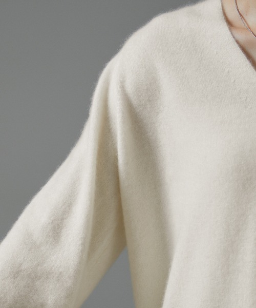 SALON adam et rope'(サロン アダム エ ロペ)の「カシミア深Vネックニットプルオーバー(ニット/セーター・レディース・ホワイト/グレー/サックスブルー/キャメル・FREE)」の9枚目の写真