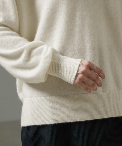 SALON adam et rope'(サロン アダム エ ロペ)の「カシミア深Vネックニットプルオーバー(ニット/セーター・レディース・ホワイト/グレー/サックスブルー/キャメル・FREE)」の10枚目の写真