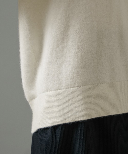 SALON adam et rope'(サロン アダム エ ロペ)の「カシミア深Vネックニットプルオーバー(ニット/セーター・レディース・ホワイト/グレー/サックスブルー/キャメル・FREE)」の11枚目の写真