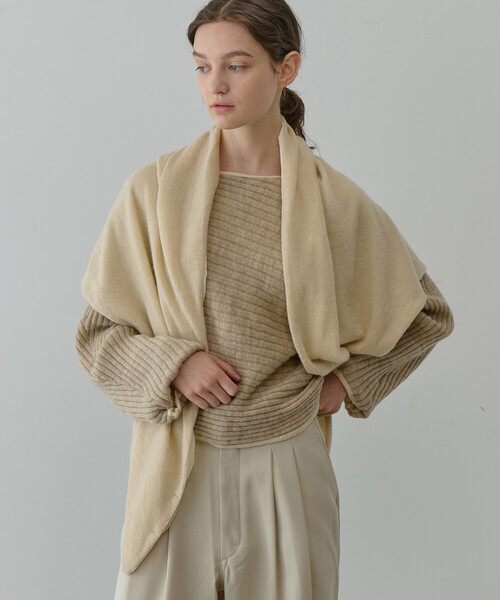 Bshop（ビショップ）の「elsa esturgie | ウールニット トライアングルスカーフ WOMEN（ストール/ショール・レディース・ネイビー/グレー/アイボリー・ONE）」の9枚目の写真