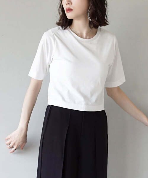 zootie(ズーティー)の「URBAN PLUS カップ付きミニTシャツ(Tシャツ/カットソー・レディース・グレイッシュブルー/ダークグリーン/オフホワイト/ブラウン系その他/スモークピンク/グレイッシュベージュ/ブラック/ライトブルー/ライトベージュ/アイボリー/ネイビー/テラコッタ/チャコール・M)」の2枚目の写真