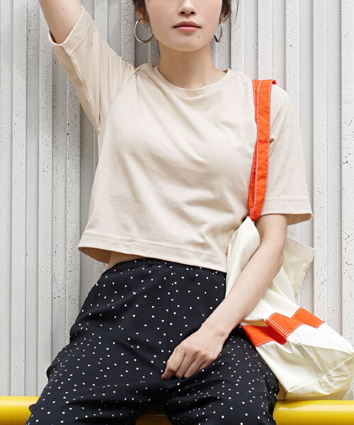 zootie(ズーティー)の「URBAN PLUS カップ付きミニTシャツ(Tシャツ/カットソー・レディース・グレイッシュブルー/ダークグリーン/オフホワイト/ブラウン系その他/スモークピンク/グレイッシュベージュ/ブラック/ライトブルー/ライトベージュ/アイボリー/ネイビー/テラコッタ/チャコール・M)」の8枚目の写真
