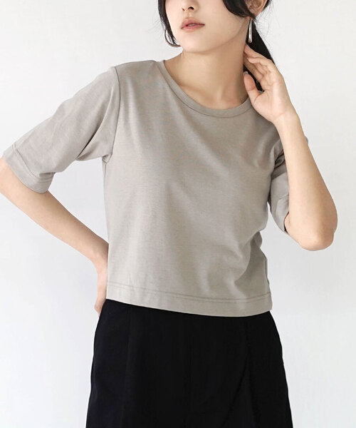 zootie(ズーティー)の「URBAN PLUS カップ付きミニTシャツ(Tシャツ/カットソー・レディース・グレイッシュブルー/ダークグリーン/オフホワイト/ブラウン系その他/スモークピンク/グレイッシュベージュ/ブラック/ライトブルー/ライトベージュ/アイボリー/ネイビー/テラコッタ/チャコール・M)」の1枚目の写真