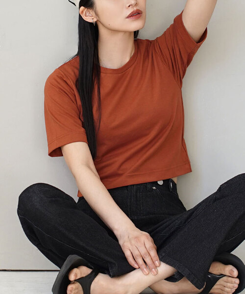 zootie(ズーティー)の「URBAN PLUS カップ付きミニTシャツ(Tシャツ/カットソー・レディース・グレイッシュブルー/ダークグリーン/オフホワイト/ブラウン系その他/スモークピンク/グレイッシュベージュ/ブラック/ライトブルー/ライトベージュ/アイボリー/ネイビー/テラコッタ/チャコール・M)」の6枚目の写真