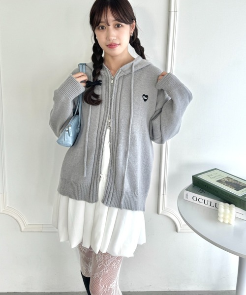 Loueme(ルエム)の「ハート刺繍ニットパーカー(パーカー・レディース・アイボリー/グレー・FREE)」の9枚目の写真