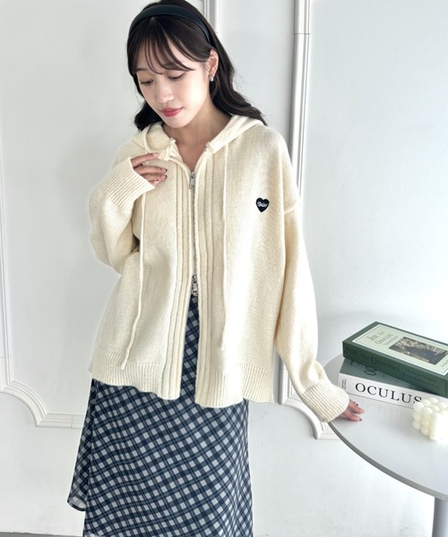 Loueme(ルエム)の「ハート刺繍ニットパーカー(パーカー・レディース・アイボリー/グレー・FREE)」の6枚目の写真