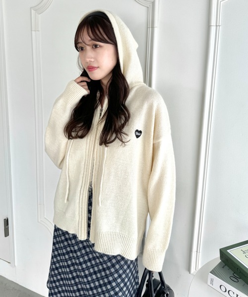 Loueme(ルエム)の「ハート刺繍ニットパーカー(パーカー・レディース・アイボリー/グレー・FREE)」の4枚目の写真