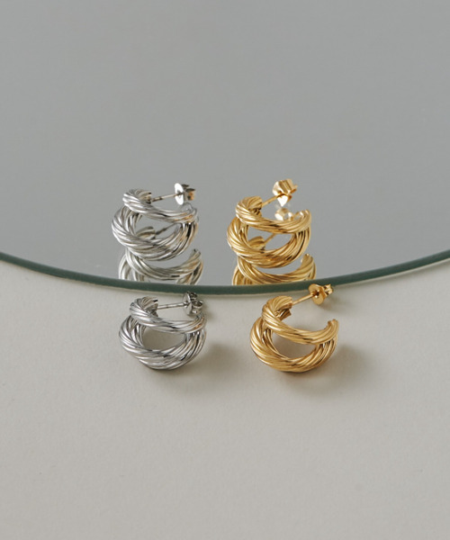 ciite' surgical stainless(シーテサージカルステンレス)の「【 金属アレルギー対応 】 ツイストスリーラインピアス サージカルステンレス (両耳用)(ピアス(両耳用)・レディース・ゴールド/シルバー・FREE)」の3枚目の写真