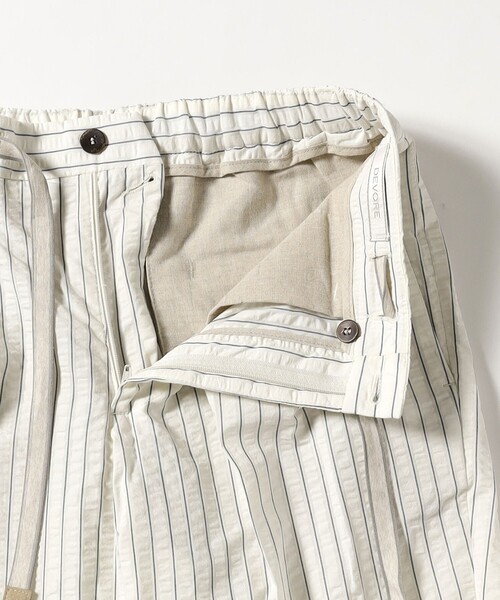 CIRCOLO 1901（チルコロ 1901）の「【別注】DEVORE Incipit / コットン シアサッカー ストライプ 2プリーツ イージースラックス（その他パンツ・メンズ・ホワイト系その他2・46）」の8枚目の写真