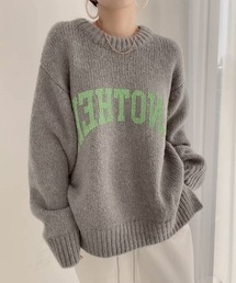 レイヤードでも一枚でもスタイリングが決まる優れもの 配色ロゴニットセーター