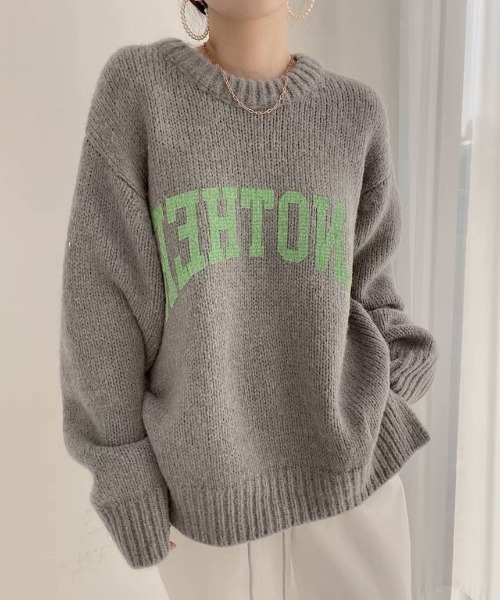 by LEGNA(バイレグナ)の「レイヤードでも一枚でもスタイリングが決まる優れもの 配色ロゴニットセーター(ニット/セーター・レディース・グレー/モカ/アイボリー/グリーン/ピンク・FREE)」の4枚目の写真