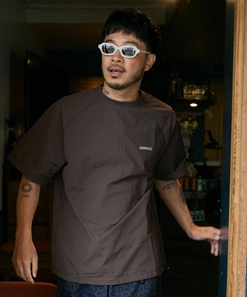 ムラサキスポーツ(ムラサキスポーツ)の「GRAMICCI×DEAR LAUREL ナイロン半袖Tシャツ 水陸両用/ユーティリティ 撥水 セットアップ対応 GMJ5-S2008(Tシャツ/カットソー・メンズ・ブラウン/ブラック・XL/M/L)」の2枚目の写真