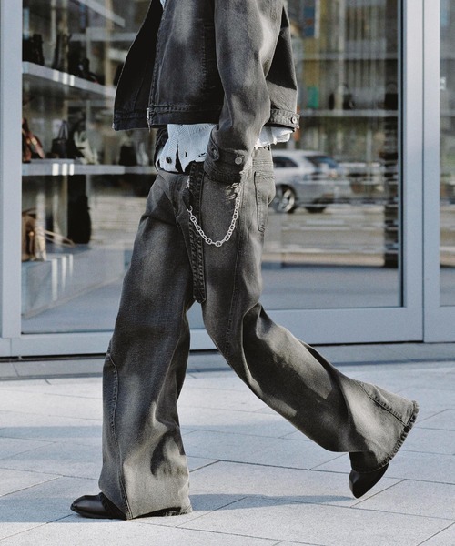 Ruelle(ルーエル)の「【Ruelle】Flared Denim Pants with Seam Detail / ブラストウォッシュ加工立体裁断共地ベルト付きワイドローライズフレアデニムパンツ(デニムパンツ・メンズ・ブラック/ブルー・L/M/S)」の2枚目の写真