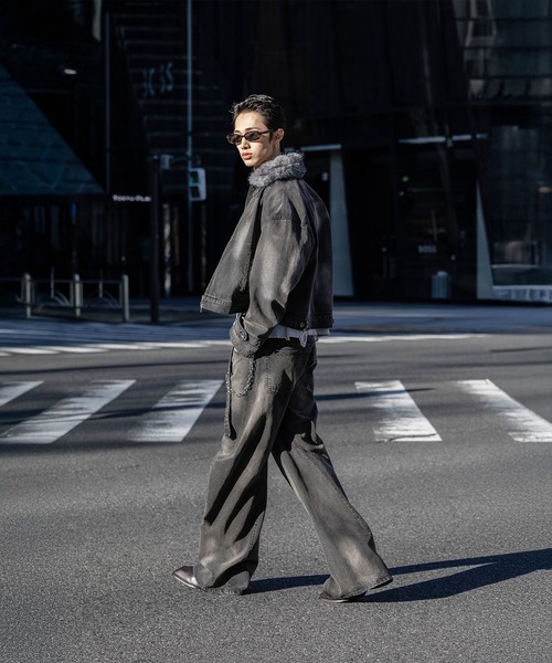 Ruelle(ルーエル)の「【Ruelle】Flared Denim Pants with Seam Detail / ブラストウォッシュ加工立体裁断共地ベルト付きワイドローライズフレアデニムパンツ(デニムパンツ・メンズ・ブラック/ブルー・L/M/S)」の7枚目の写真