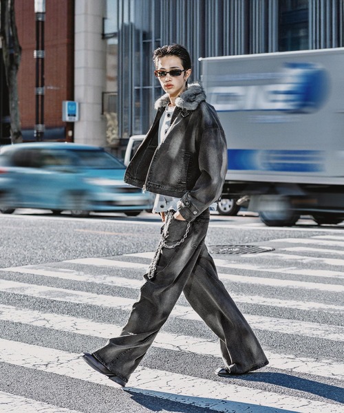 Ruelle(ルーエル)の「【Ruelle】Flared Denim Pants with Seam Detail / ブラストウォッシュ加工立体裁断共地ベルト付きワイドローライズフレアデニムパンツ(デニムパンツ・メンズ・ブラック/ブルー・L/M/S)」の6枚目の写真