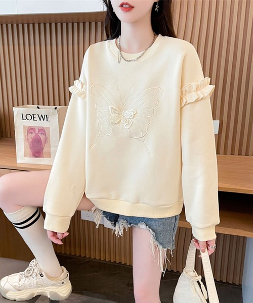 2ly2(トゥーリートゥー)の「ふんわりガーリー♪バタフライ刺繍×フリルスリーブトレーナー(その他トップス・レディース・ベージュ/ピンク・FREE)」の3枚目の写真