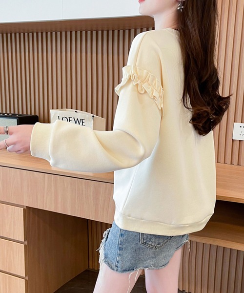 2ly2(トゥーリートゥー)の「ふんわりガーリー♪バタフライ刺繍×フリルスリーブトレーナー(その他トップス・レディース・ベージュ/ピンク・FREE)」の6枚目の写真
