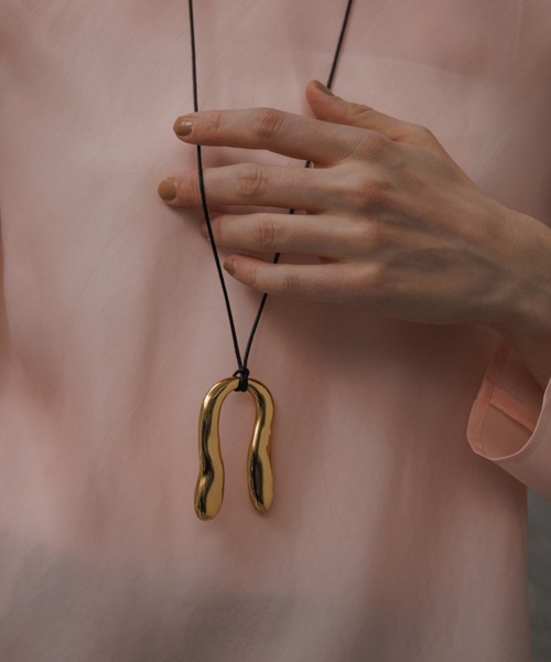 ADAM ET ROPE'(アダムエロペ)の「【EMOELLE】U motif necklace(ネックレス・レディース・ゴールド系その他・FREE)」の1枚目の写真
