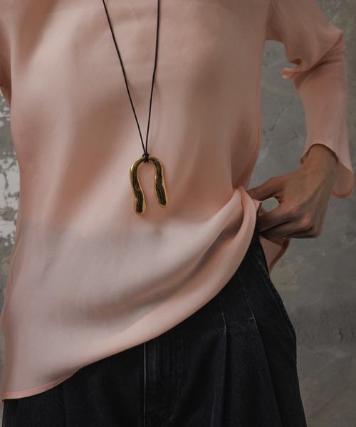 ADAM ET ROPE'(アダムエロペ)の「【EMOELLE】U motif necklace(ネックレス・レディース・ゴールド系その他・FREE)」の2枚目の写真