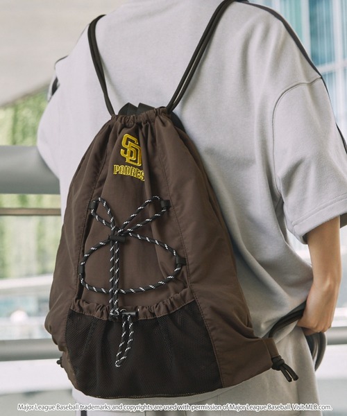MLB（メジャーリーグベースボール）の「MLB/メジャーリーグベースボール 別注 ロゴ刺繍 ナイロン ダブルドローコード ナップサック（バックパック/リュック・メンズ・ブラック系/ダークブラウン/ブラック・FREE）」の3枚目の写真
