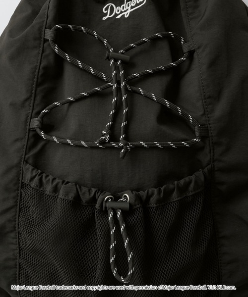 MLB（メジャーリーグベースボール）の「MLB/メジャーリーグベースボール 別注 ロゴ刺繍 ナイロン ダブルドローコード ナップサック（バックパック/リュック・メンズ・ブラック系/ダークブラウン/ブラック・FREE）」の10枚目の写真