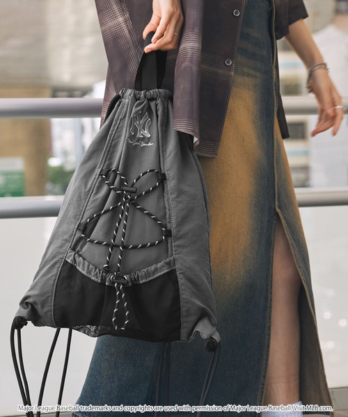 MLB（メジャーリーグベースボール）の「MLB/メジャーリーグベースボール 別注 ロゴ刺繍 ナイロン ダブルドローコード ナップサック（バックパック/リュック・メンズ・ブラック系/ダークブラウン/ブラック・FREE）」の19枚目の写真