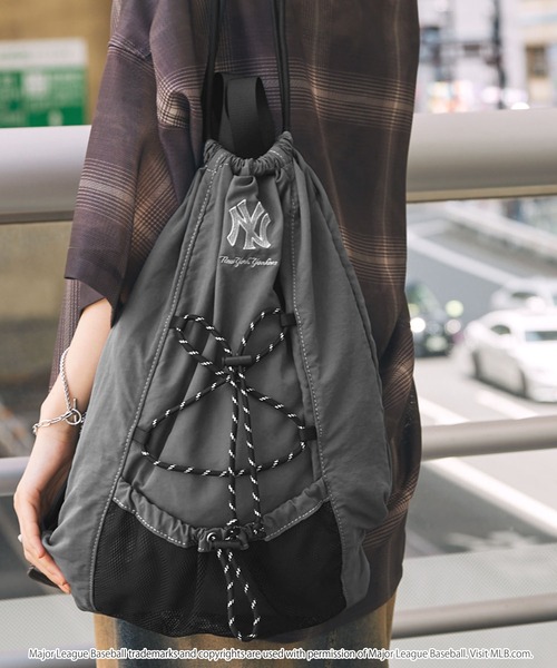 MLB（メジャーリーグベースボール）の「MLB/メジャーリーグベースボール 別注 ロゴ刺繍 ナイロン ダブルドローコード ナップサック（バックパック/リュック・メンズ・ブラック系/ダークブラウン/ブラック・FREE）」の21枚目の写真