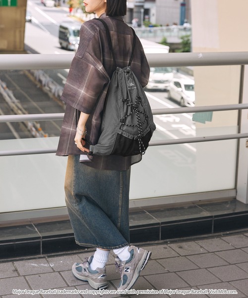 MLB（メジャーリーグベースボール）の「MLB/メジャーリーグベースボール 別注 ロゴ刺繍 ナイロン ダブルドローコード ナップサック（バックパック/リュック・メンズ・ブラック系/ダークブラウン/ブラック・FREE）」の22枚目の写真