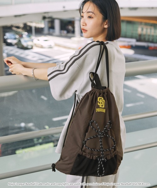 MLB（メジャーリーグベースボール）の「MLB/メジャーリーグベースボール 別注 ロゴ刺繍 ナイロン ダブルドローコード ナップサック（バックパック/リュック・メンズ・ブラック系/ダークブラウン/ブラック・FREE）」の14枚目の写真