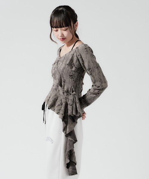 Chick(チック)の「Irregular Hem Frill tape Tops / イレギュラーヘムフリルテレコトップス(シャツ/ブラウス・レディース・ブラック/ベージュ/ブラウン/グレー・FREE)」の3枚目の写真