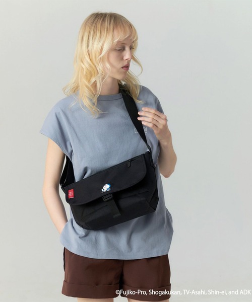 Manhattan Portage(マンハッタンポーテージ)の「Manhattan Portage/マンハッタンポーテージ ショルダーバック "ドラえもん" NYLON MESSENGER BAG FLAP ZIPPER POCKET DORAEMON 25 MP1605JRFZPDORA25(メッセンジャーバッグ・メンズ・ブラック・FREE)」の2枚目の写真
