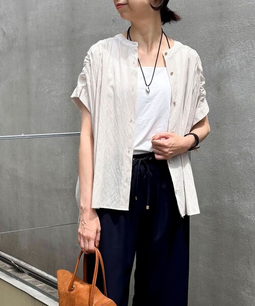 MICO COULIER（ミコクリエ）の「麻調シアーギャザーブラウス（シャツ/ブラウス・レディース・ブラック/キナリ/レッド/ブルー/モカ・38）」の2枚目の写真